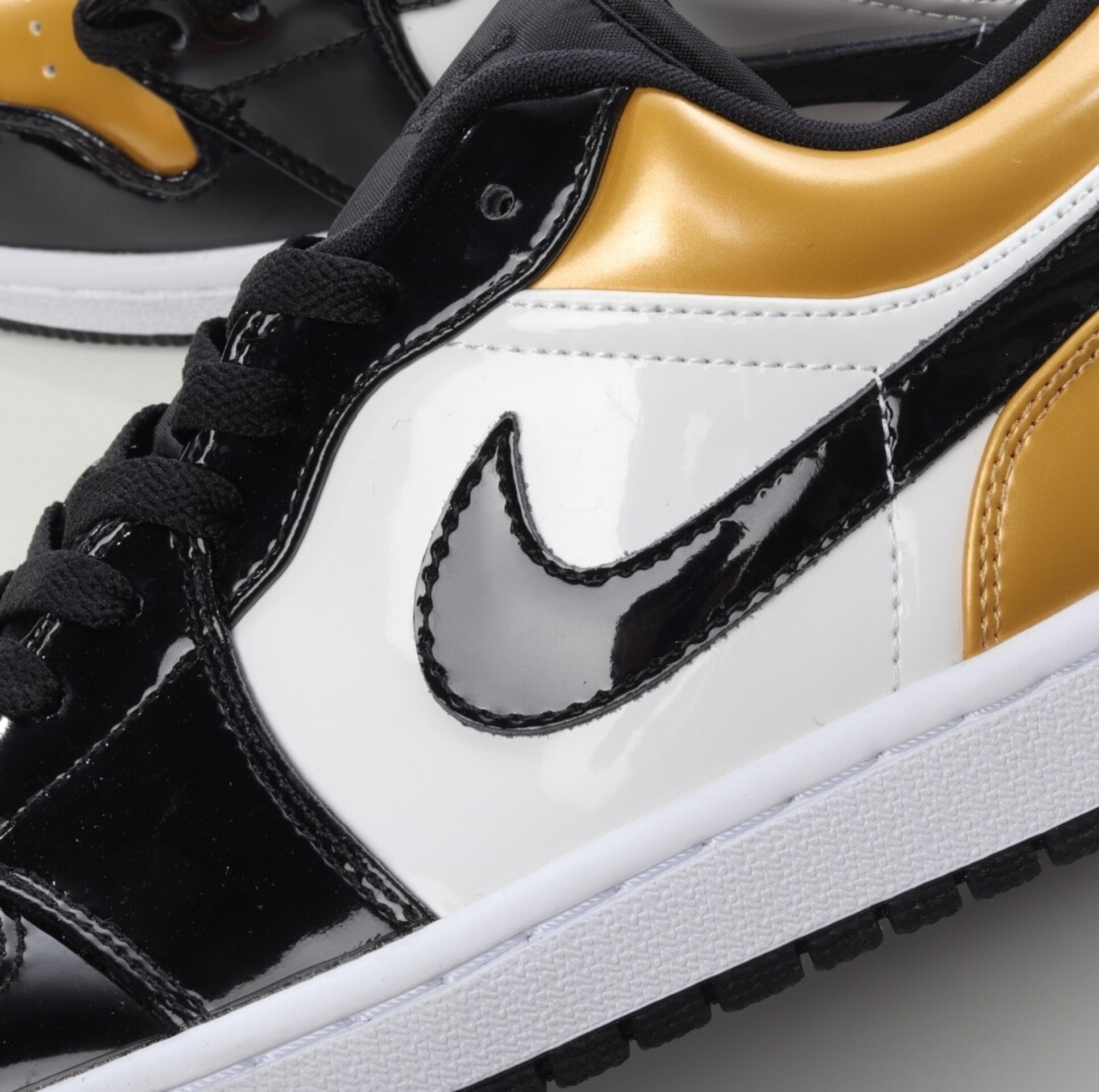 Jordan Low 1 oro/negra - 7