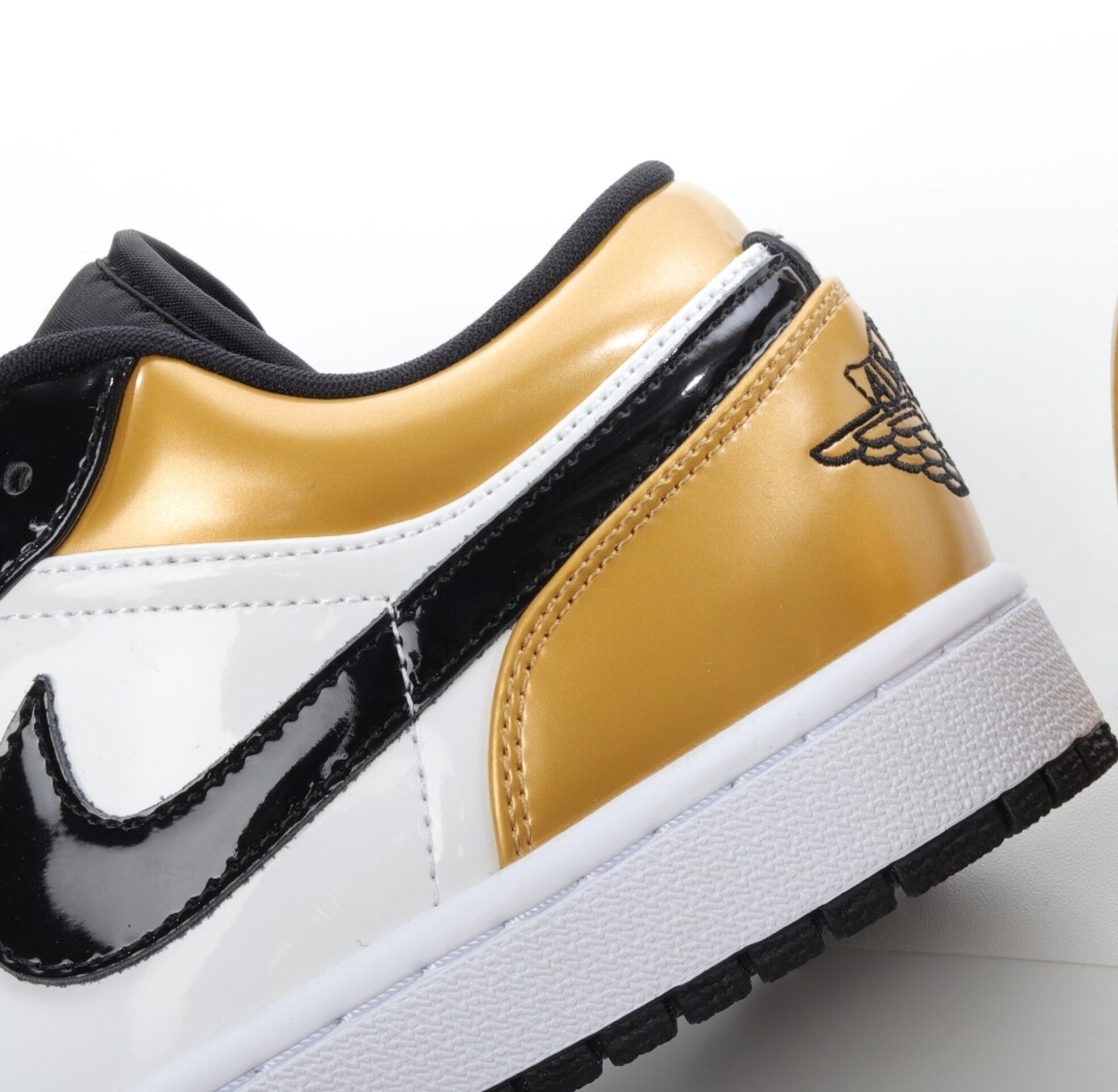 Jordan Low 1 oro/negra - 9