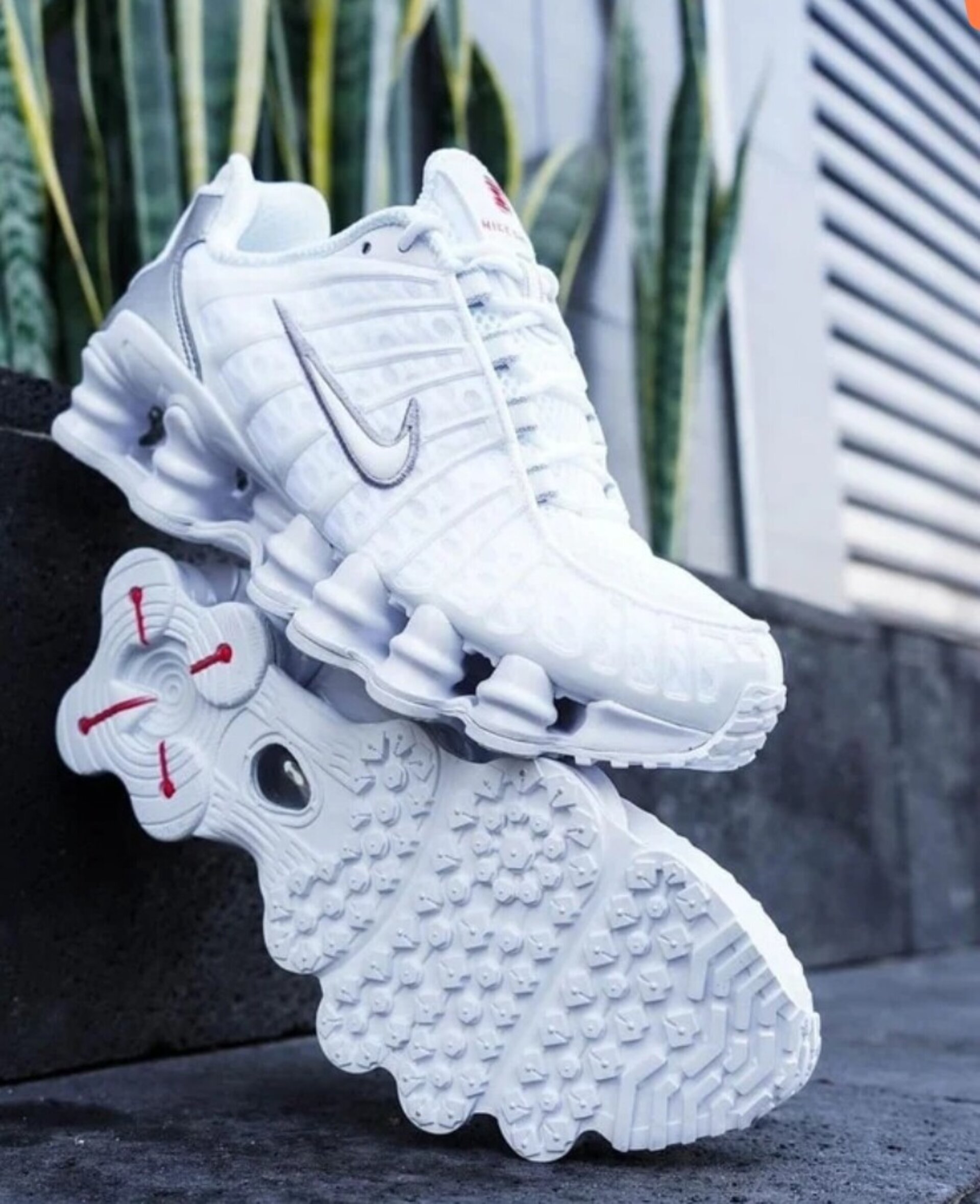 NIKE SHOX